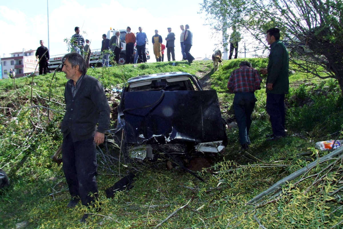 Sürücüsü Uyuyan Kamyonet Şarampole Yuvarlandı: 1 Yaralı