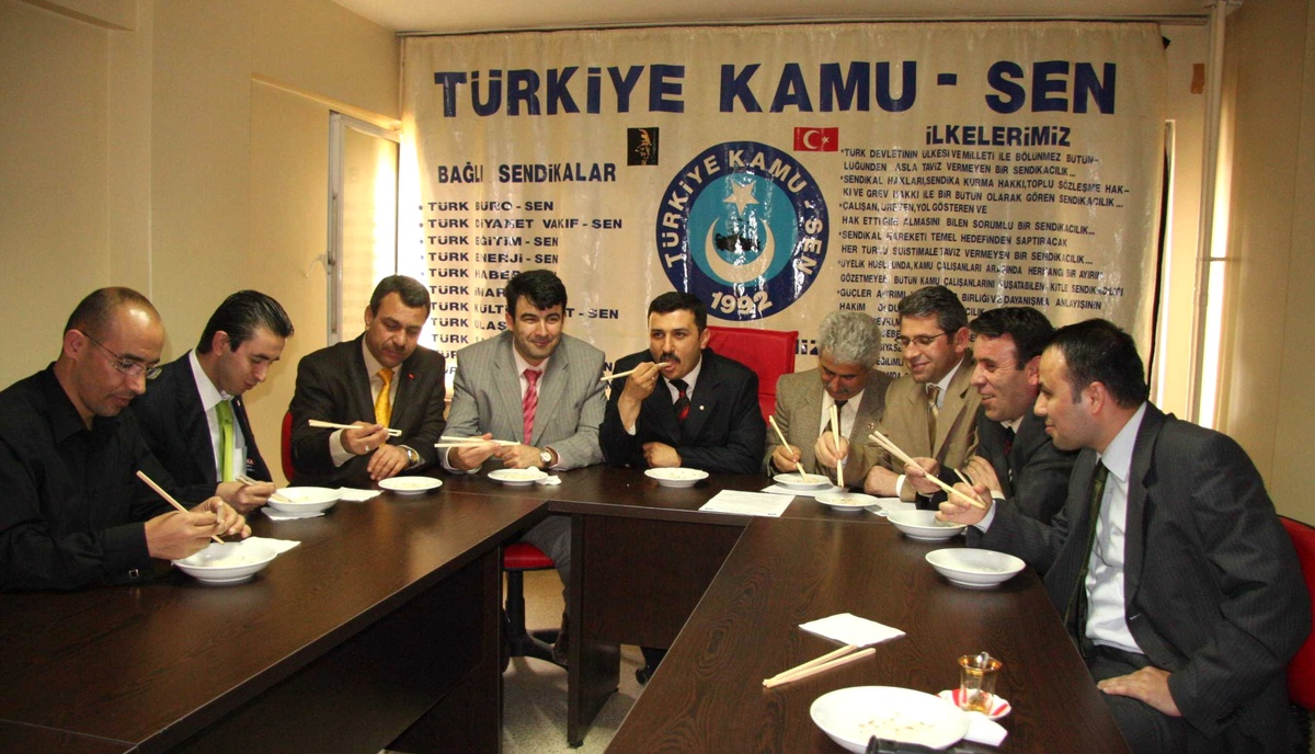 Zamlara Tepki Gösterdiler, Pilavı Çin Usulü Yediler