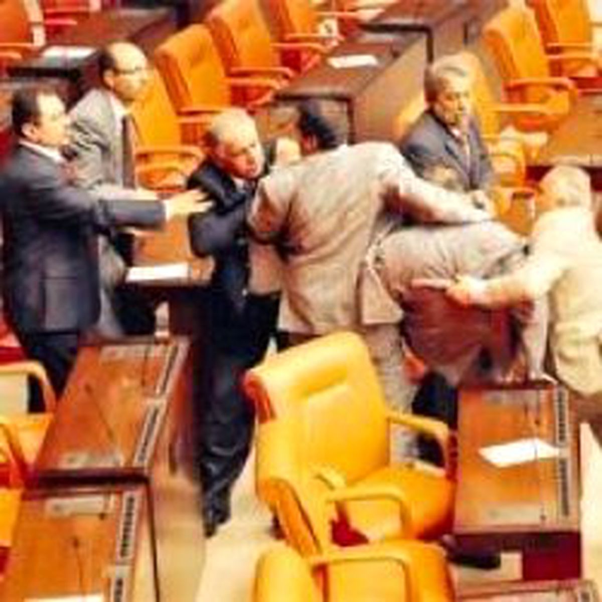 AKP Genç'in Üzerine Yürüdü