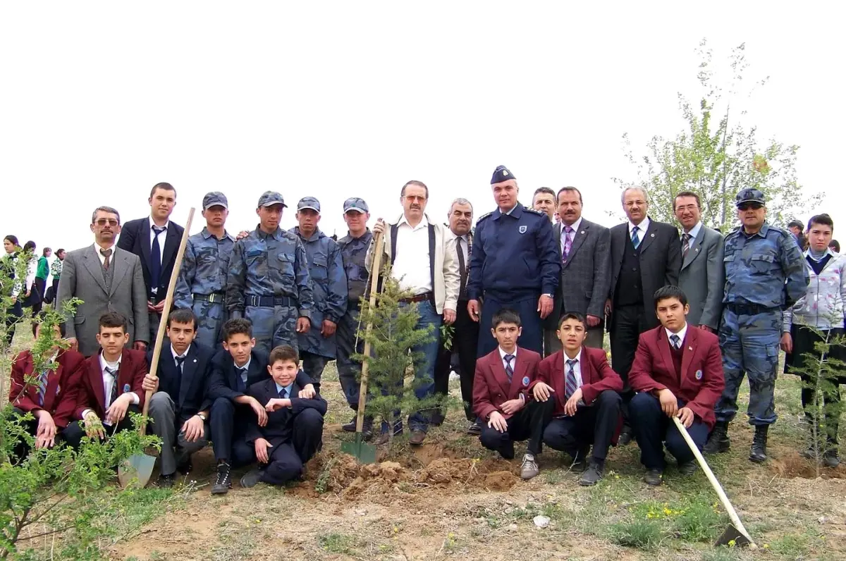 Asker ve Öğrenciler Fidan Dikti