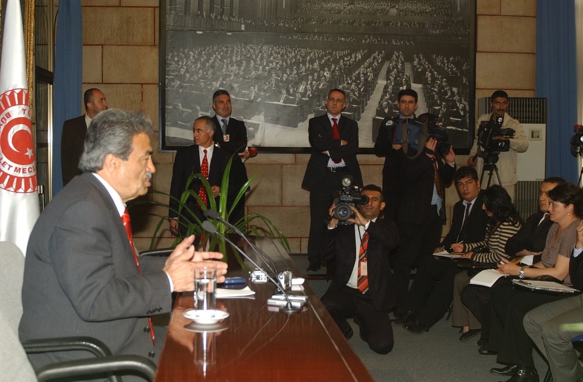 CHP, Kamer Genç ile AK Parti'liler Arasındaki Arbedeyi 'Utanç Tablosu' Diye Nitelendirdi