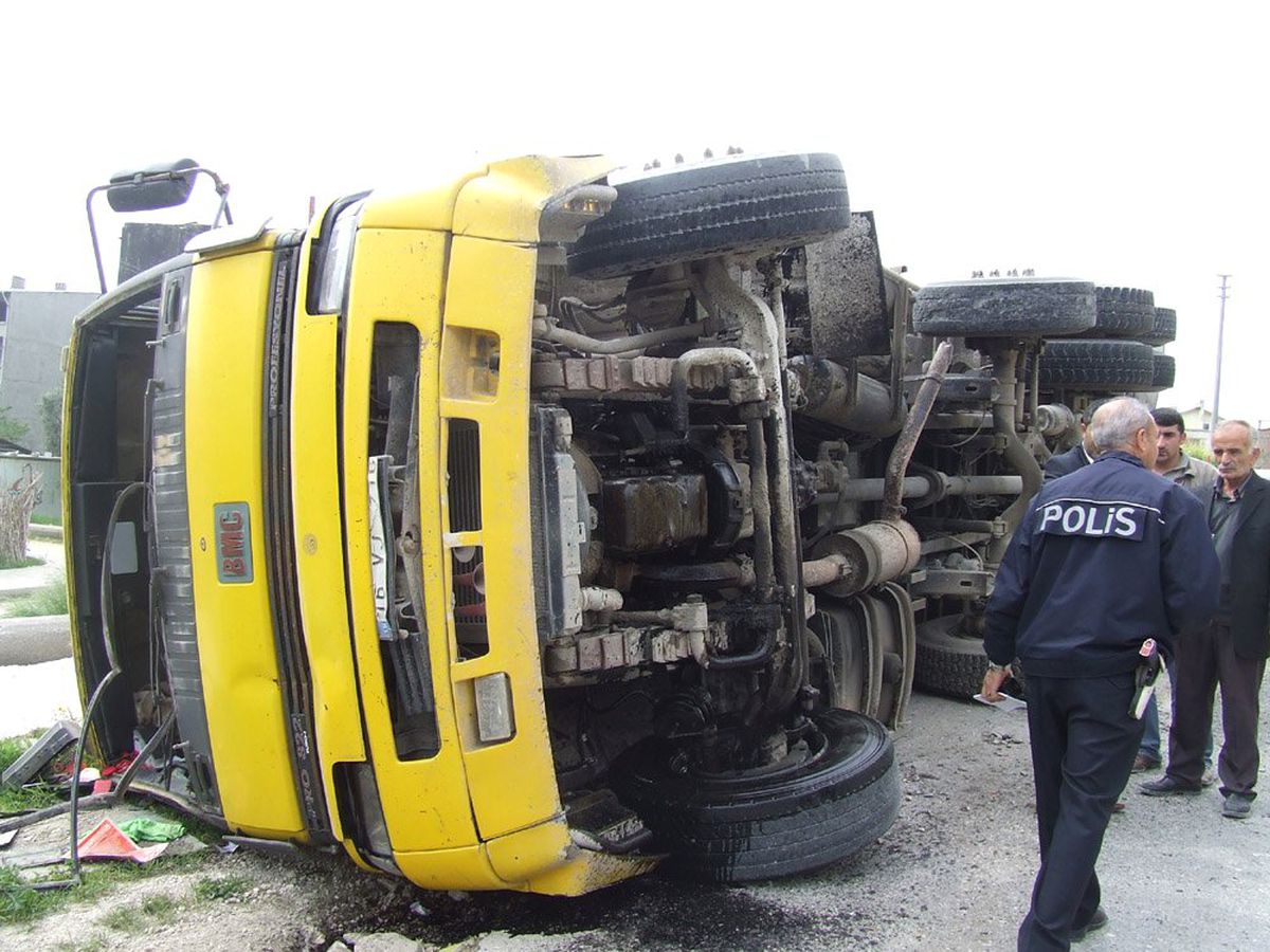 Freni Boşalan Kamyon Direğe Çarparak Devrildi