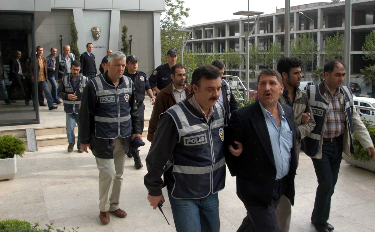 Nevruzda Terör Örgütü Propagandasına 17 Gözaltı
