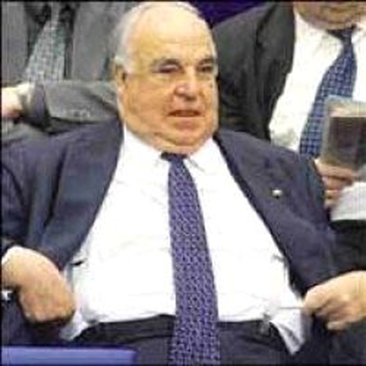 Kohl Evlenecekti, Hastanelik Oldu