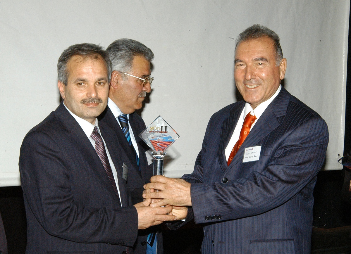 Başkan Özgan'a Yerel Yönetim Ödülü