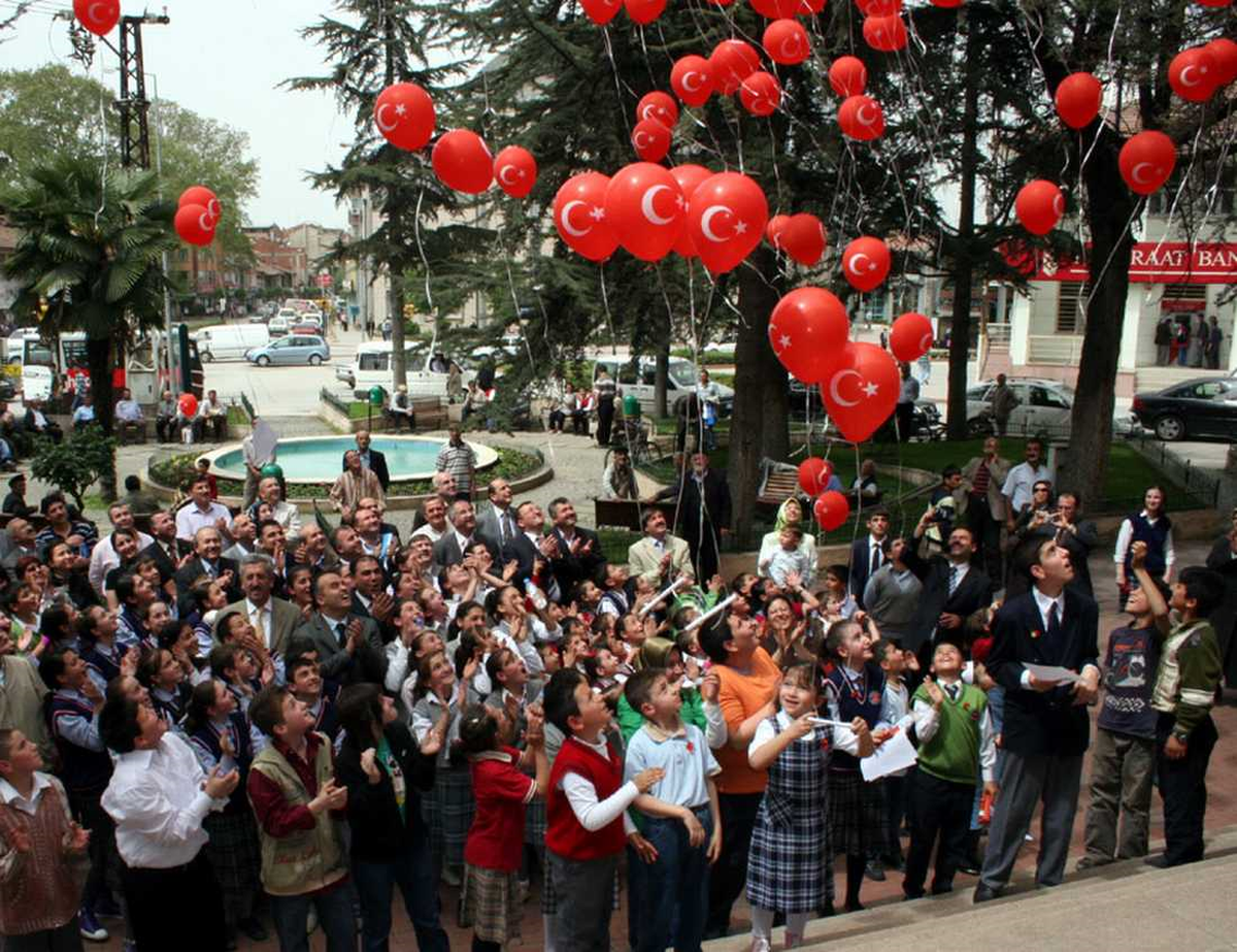 200 Mektup Balonlarla Gökyüzüne Bırakıldı