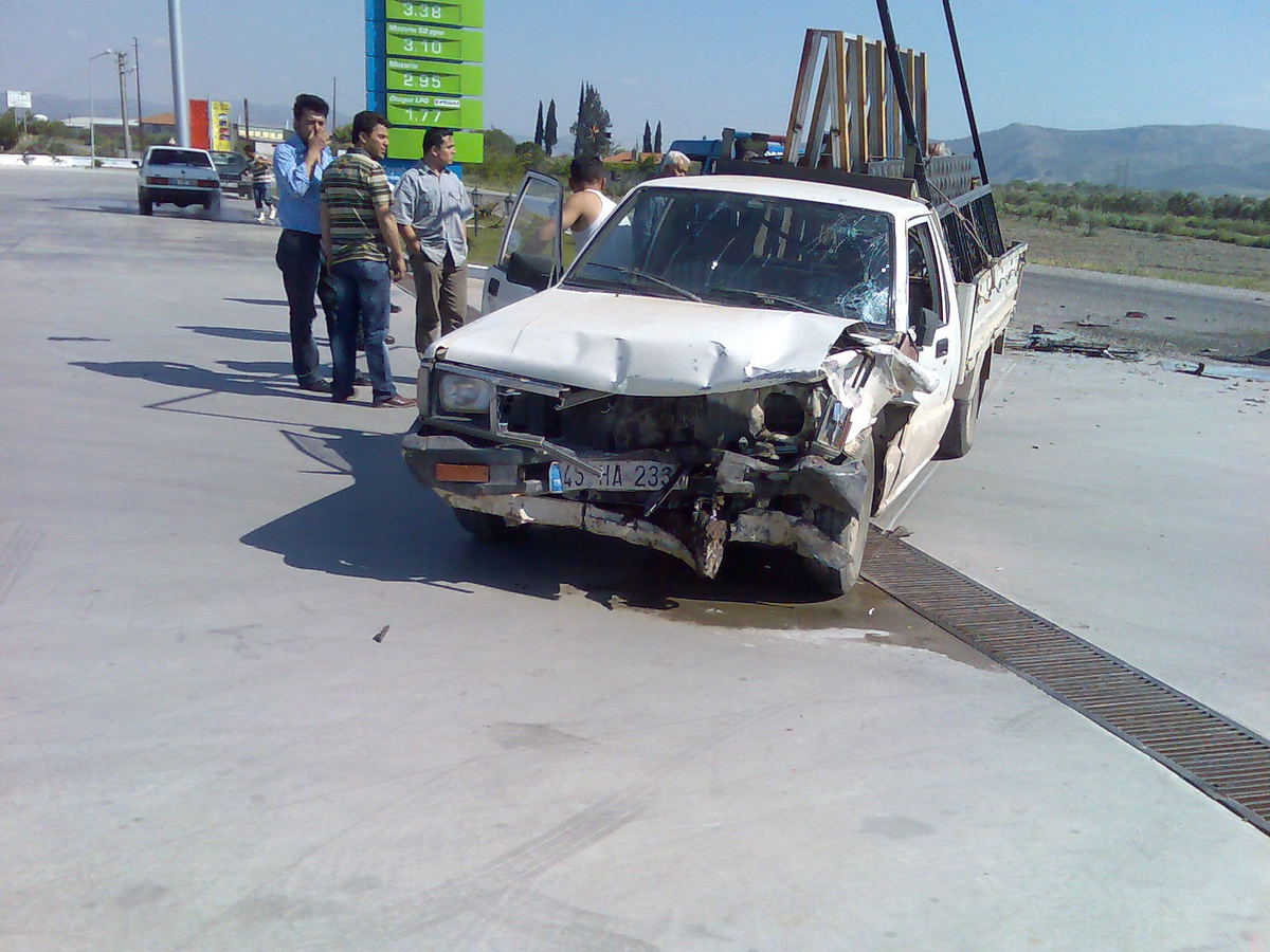 Akhisarda Trafik Kazası: 1 Ölü, 5 Yaralı