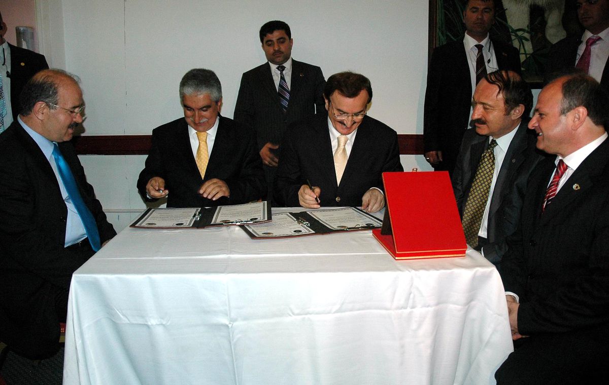 Bakan Çelik ve Özak Van'dan Ayrıldı