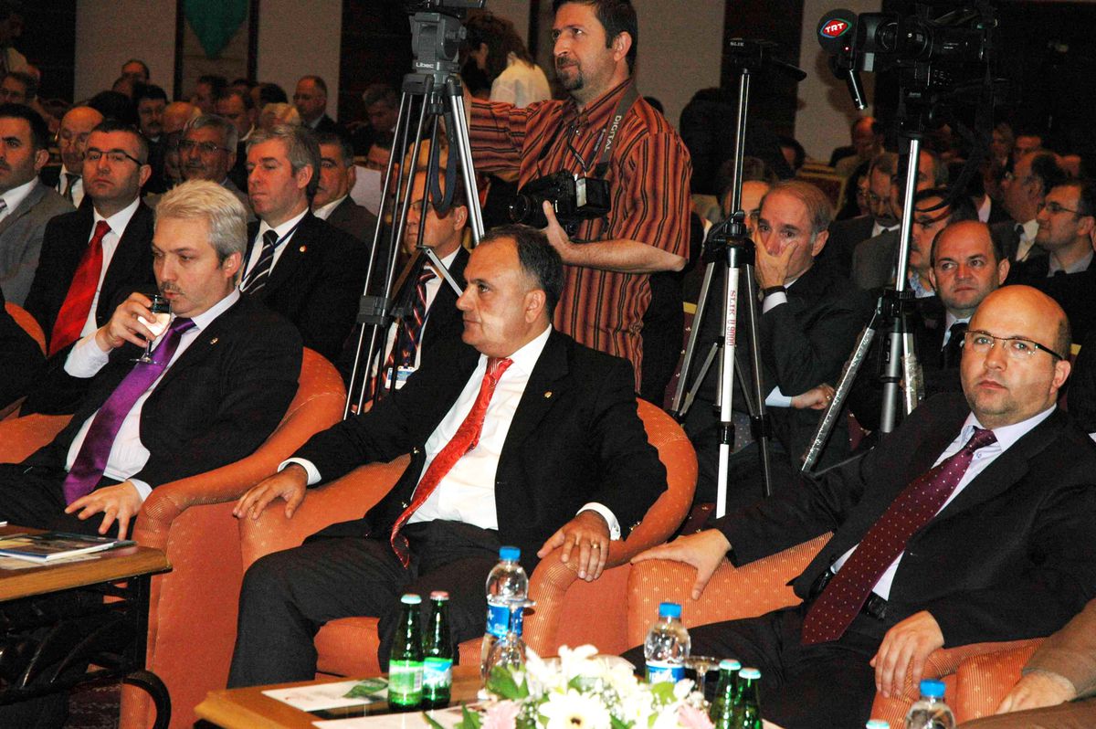 Bakan Eroğlu'nun Katıldığı Konferansta Protokol Krizi