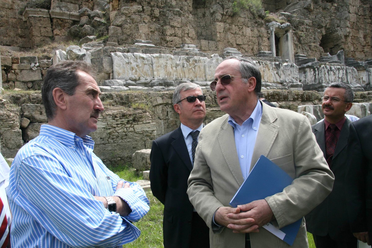Bakan Günay, Tarihi Perge Antik Kentini Gezdi