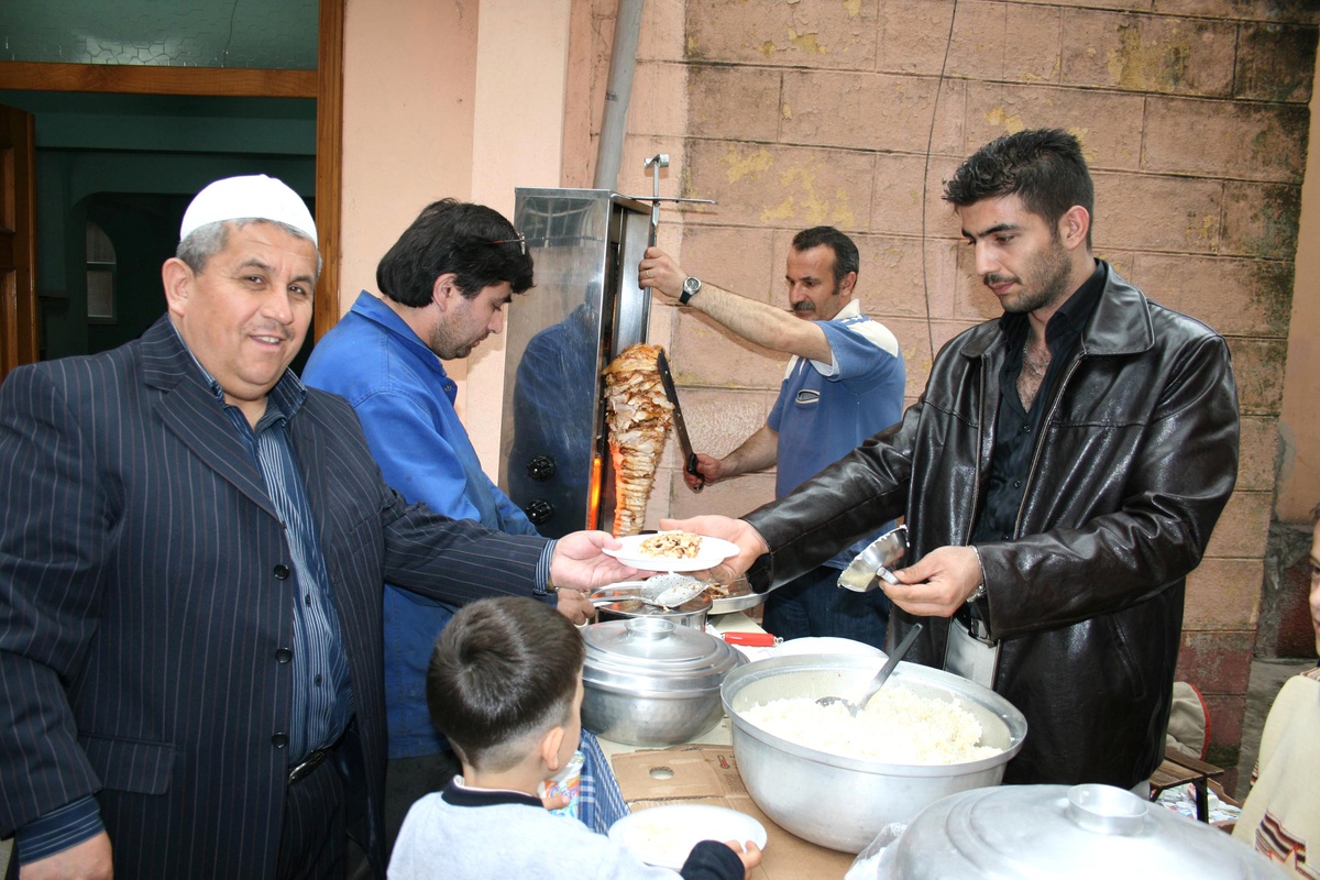 Ölen Annesi ve Babasının Anısına Cami Önünde Döner Dağıttı