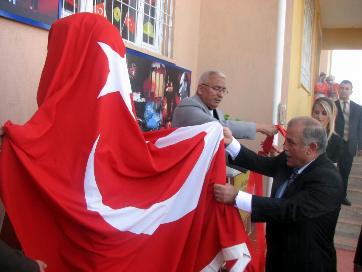 Siirt\'te İlköğretim Okulunun Bahçesinde Yapılan Atatürk Büstü Törenle Açıldı