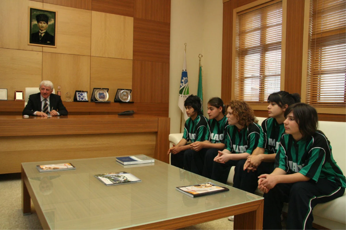 Bayan Futbol Takımından Başkan Duran\'a Ziyaret