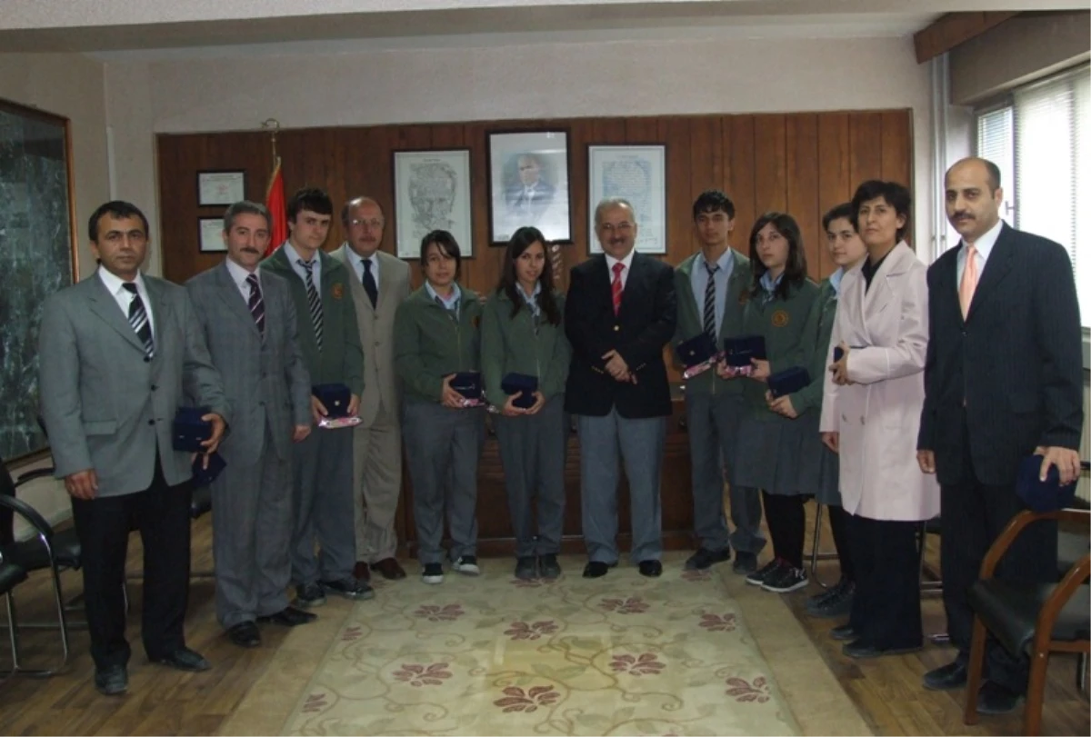 Fen Lisesi\'nin Türkiye Birincisi Öğrencileri Ödüllendirildi