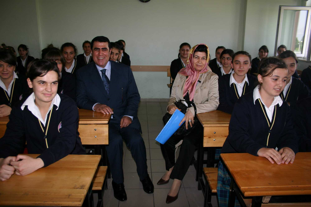 İşadamı Faik Çelik'ten Okulunun Öğrencilerine Burs Sözü