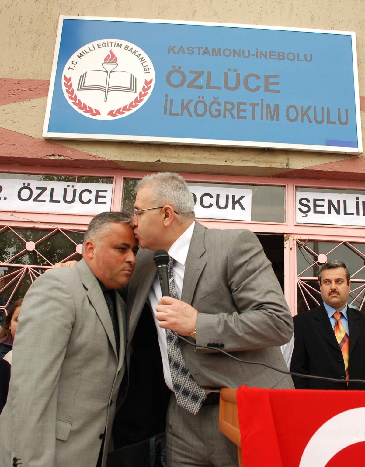 Kastamonu Valisi Çakır, İlköğretim Okulu Müdürünü Alnından Öptü