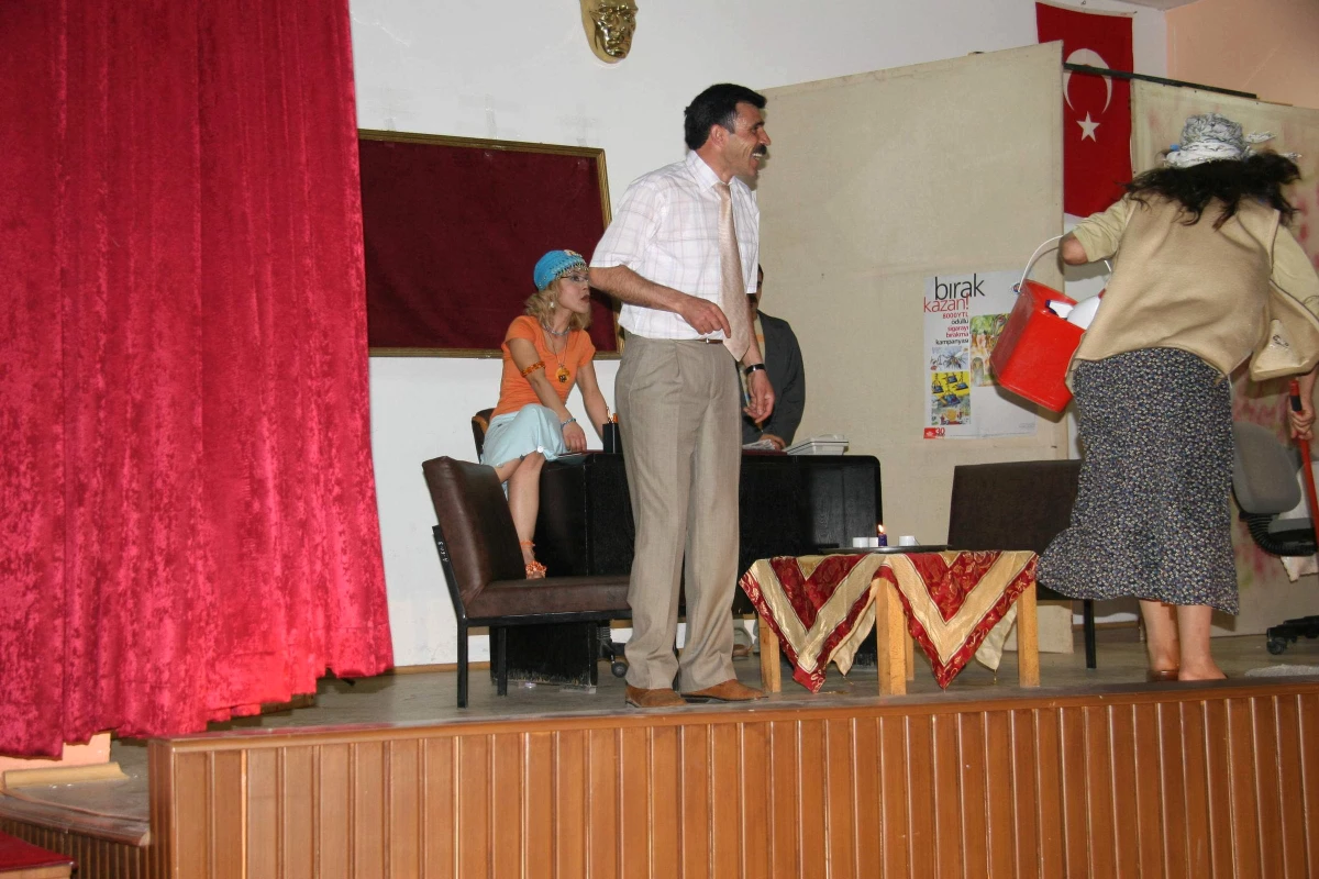 Kilis\'te "Yarası Olana" Adlı Tiyatro Oyunu Sahnelendi