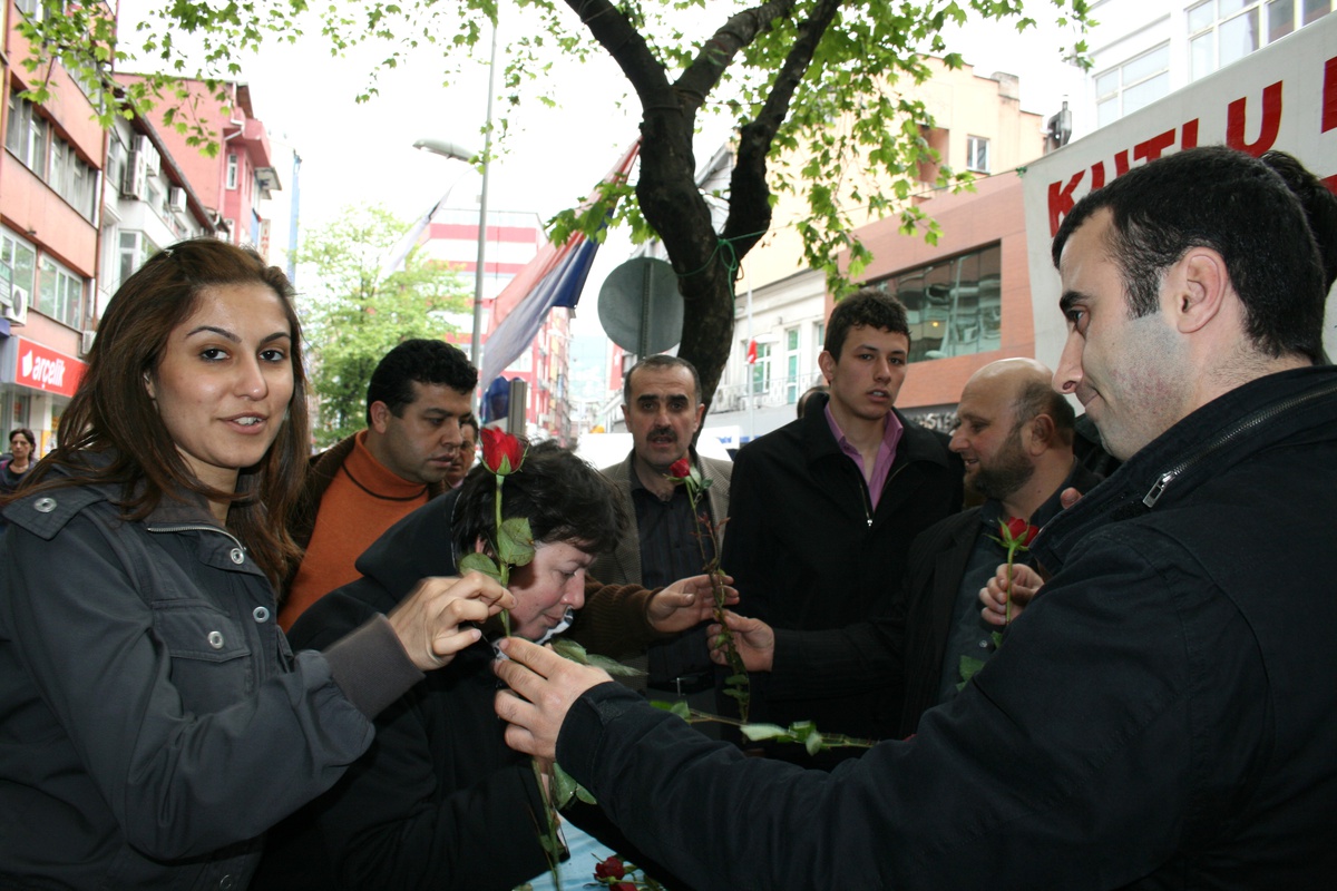 Kutlu Doğum Haftası Nedeniyle Vatandaşa Gül Dağıtıldı