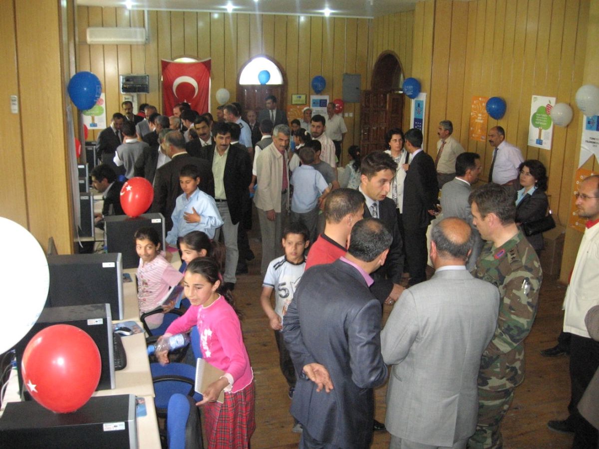 Şanlıurfa'nın Siverek İlçesinde İnternet Evi Açıldı
