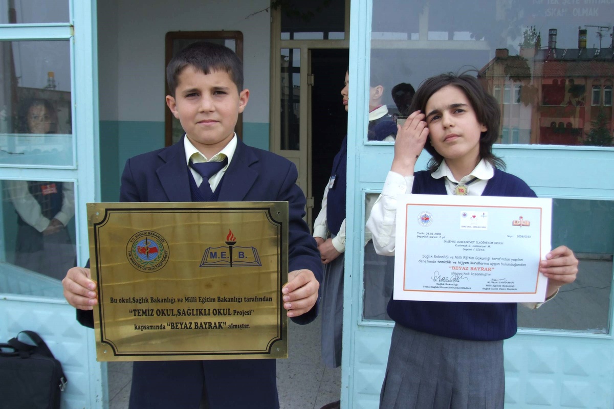 Suşehri Cumhuriyet İlk Öğretim Okulu'na Verilen Beyaz Bayrak Göndere Çekildi