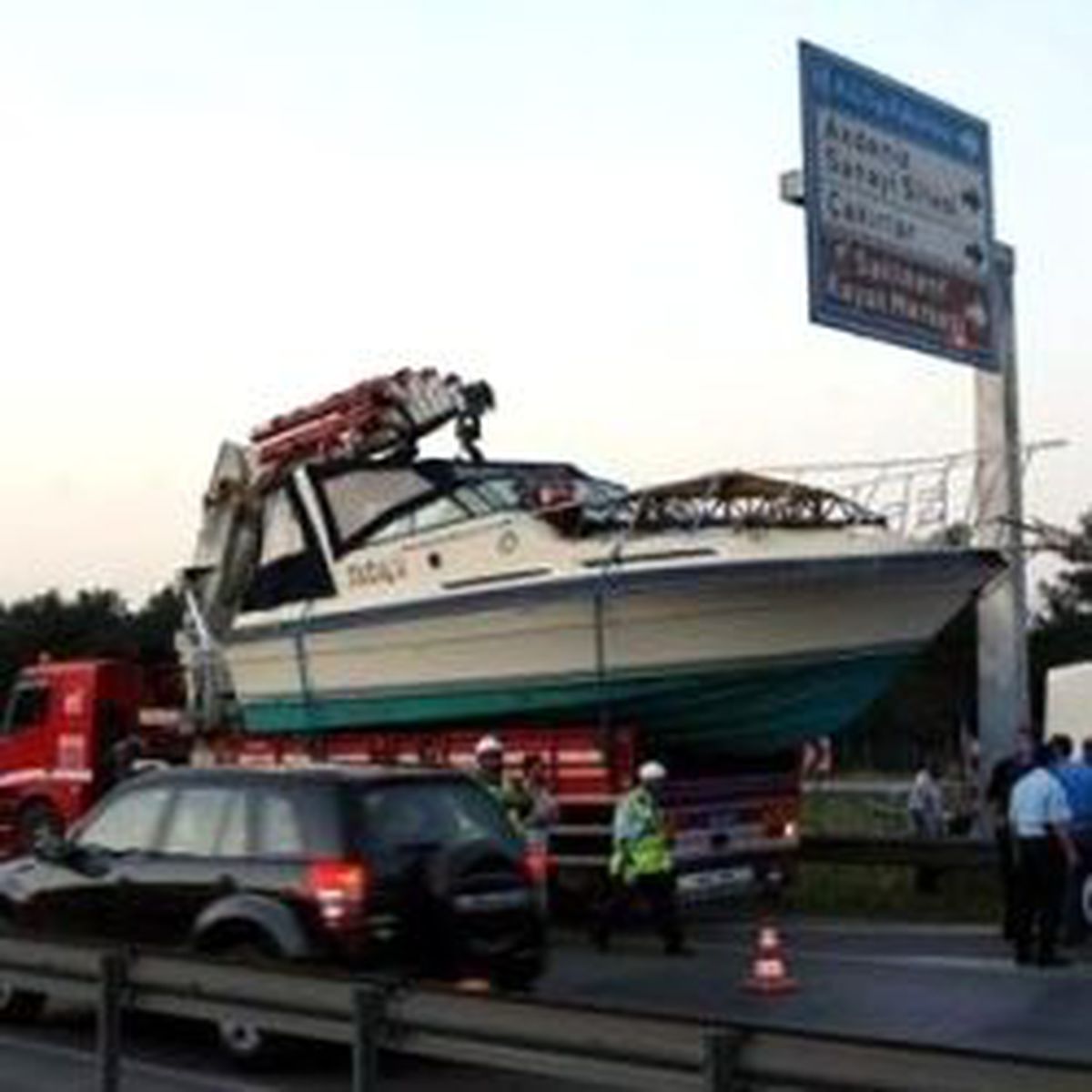 Yatla Karayolunda Giderken Üst Geçide Çarpıp Öldü