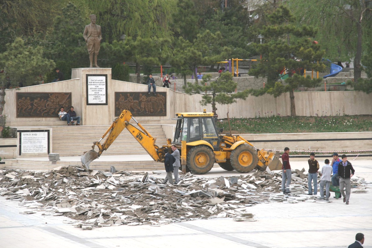 Yozgat Belediyesi Cumhuriyet Meydanı'nı Ücretsiz Yeniletiyor