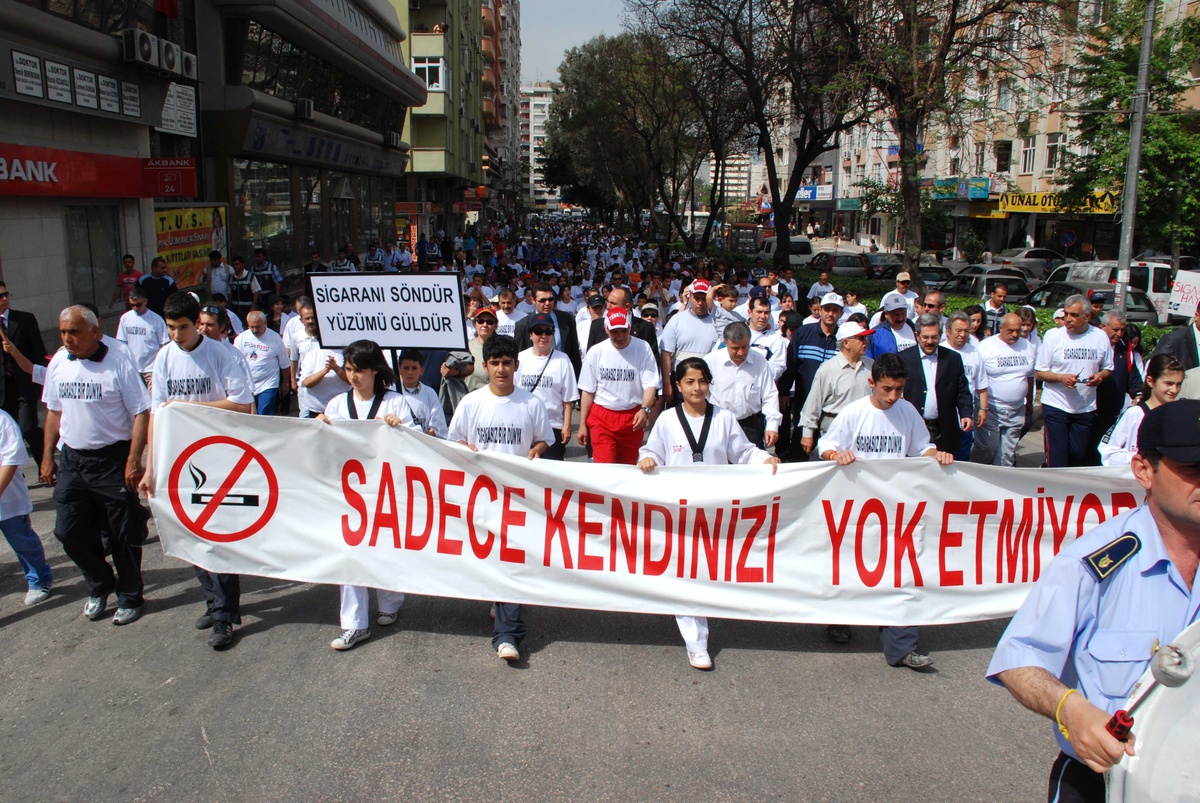 Adana'da 'Sigarasız Bir Dünya' Yürüyüşü Yapıldı