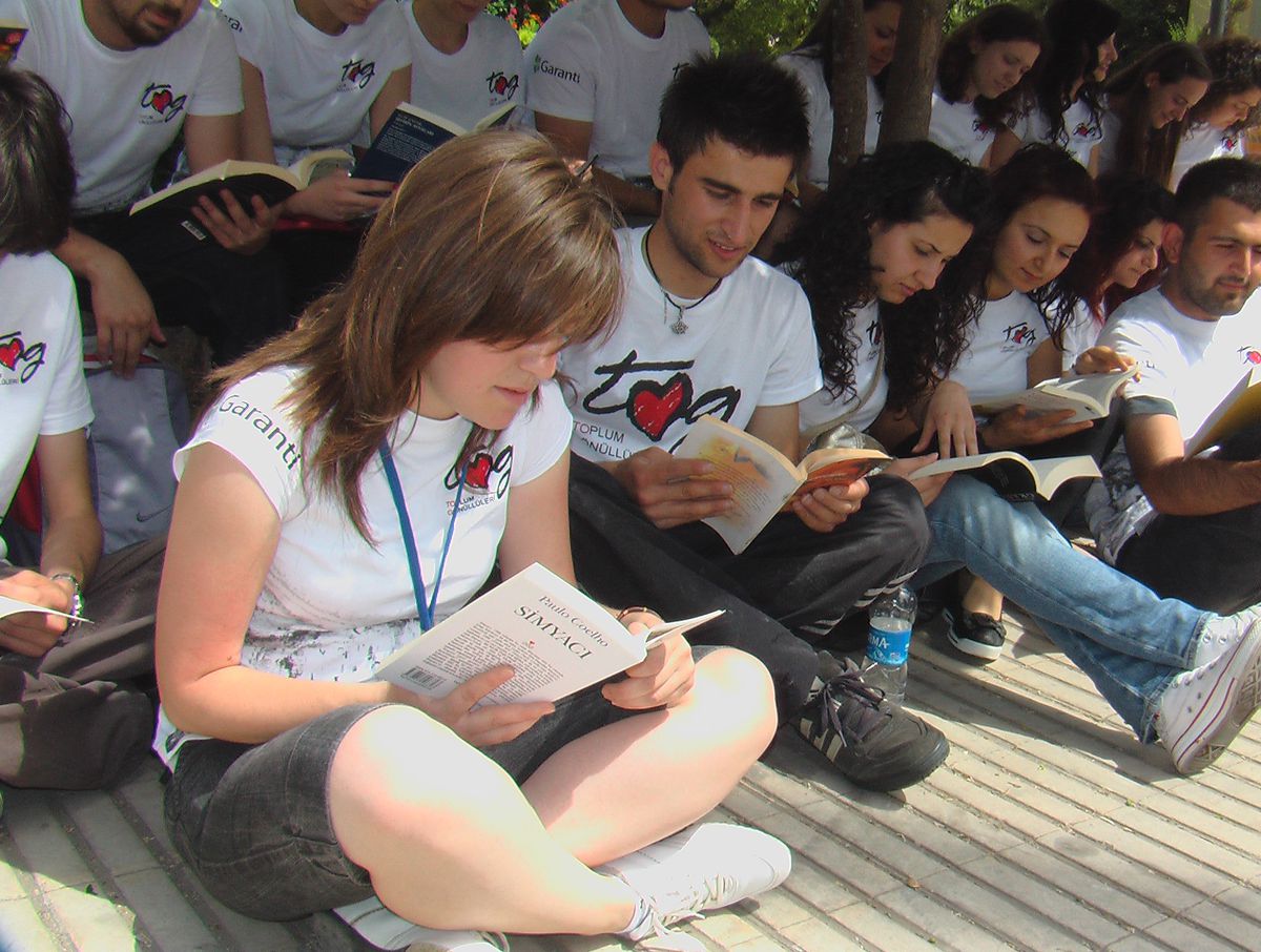 Çü Toplum Gönüllüleri'nden 'Kitap Okuma' Eylemi