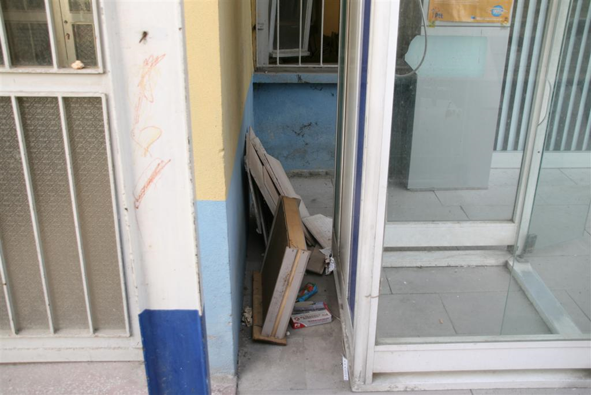 Akyazı PTT Binasının Bakımsızlığı Vatandaşları Rahatsız Ediyor