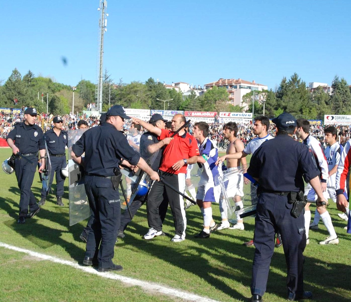 Çorumspor-artvinhopaspor Maçında Arbede
