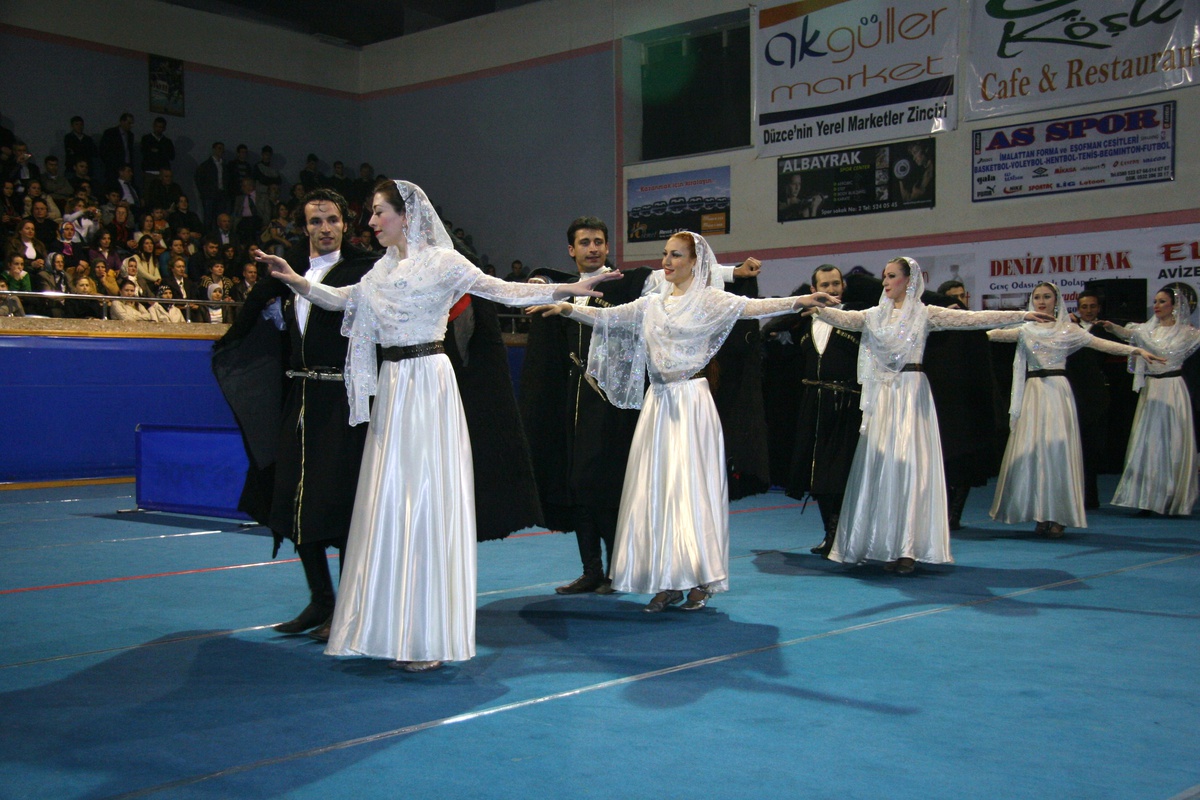 Düzce'de Kafkas Halk Dansları Gösterisi