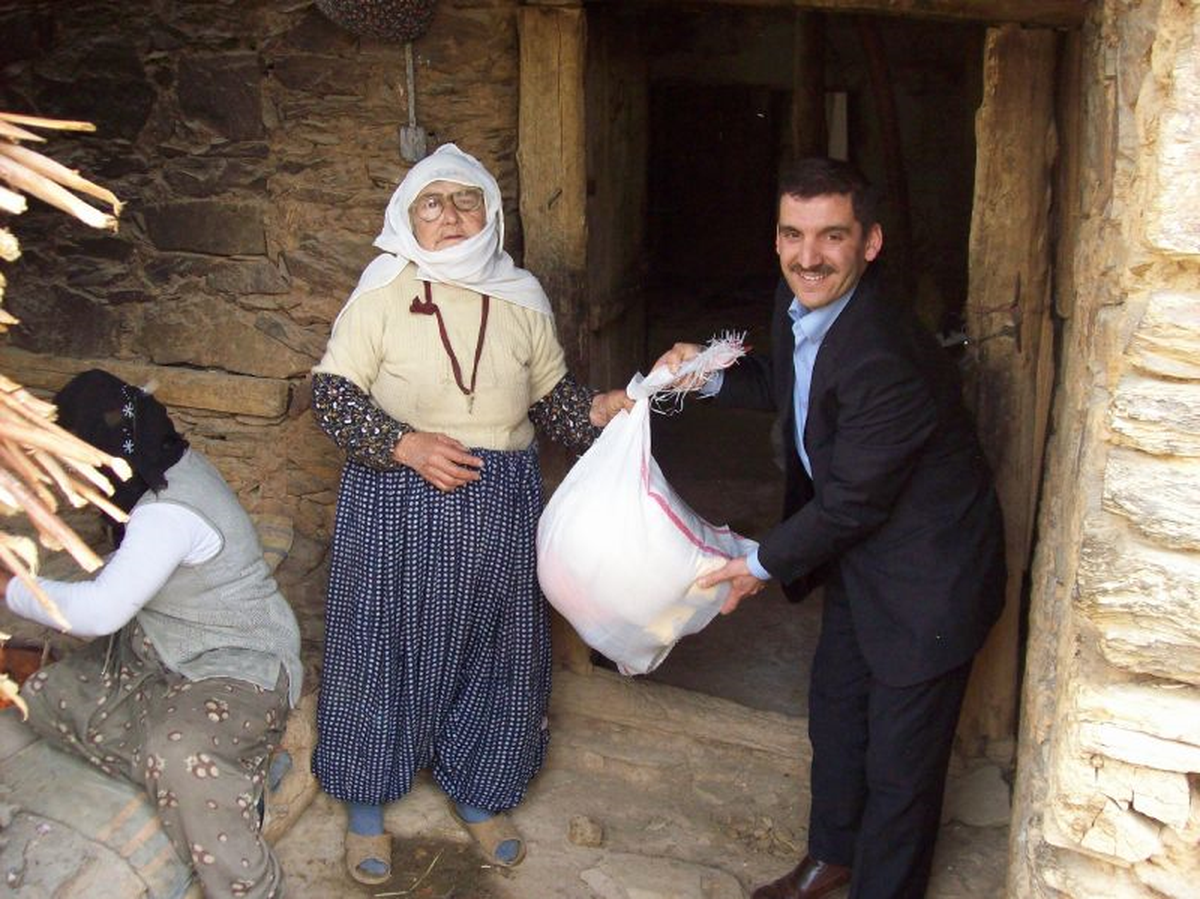 Kimse Yok mu Dayanışma ve Yardımlaşma Derneği Bitlis'te 150 Fakir Aileye Gıda ve Giyim Yardımında Bulundu