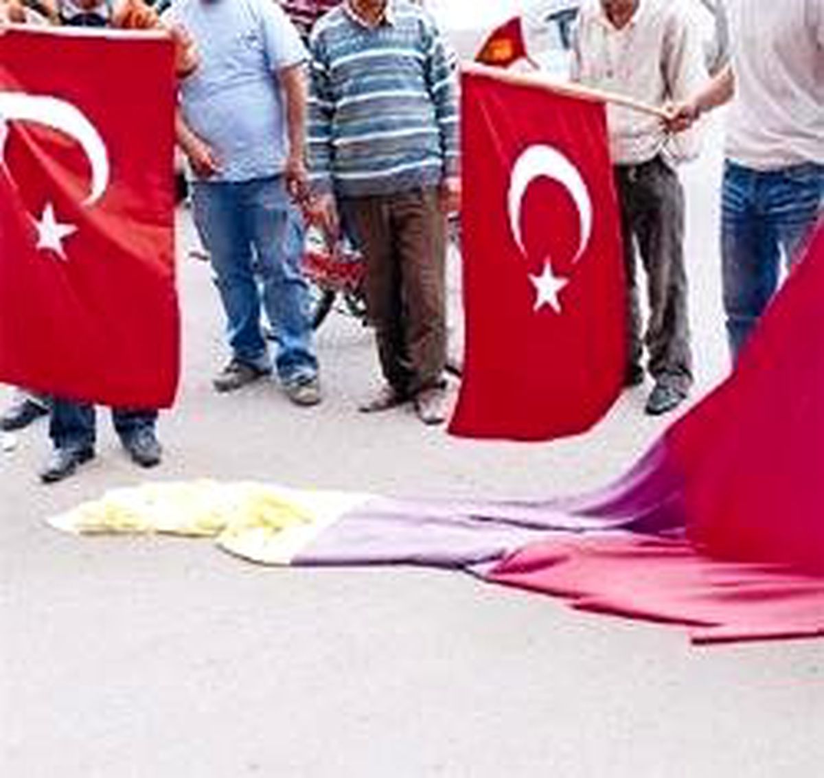 Polis, Ermeni Bayrağını Çiğnetmedi