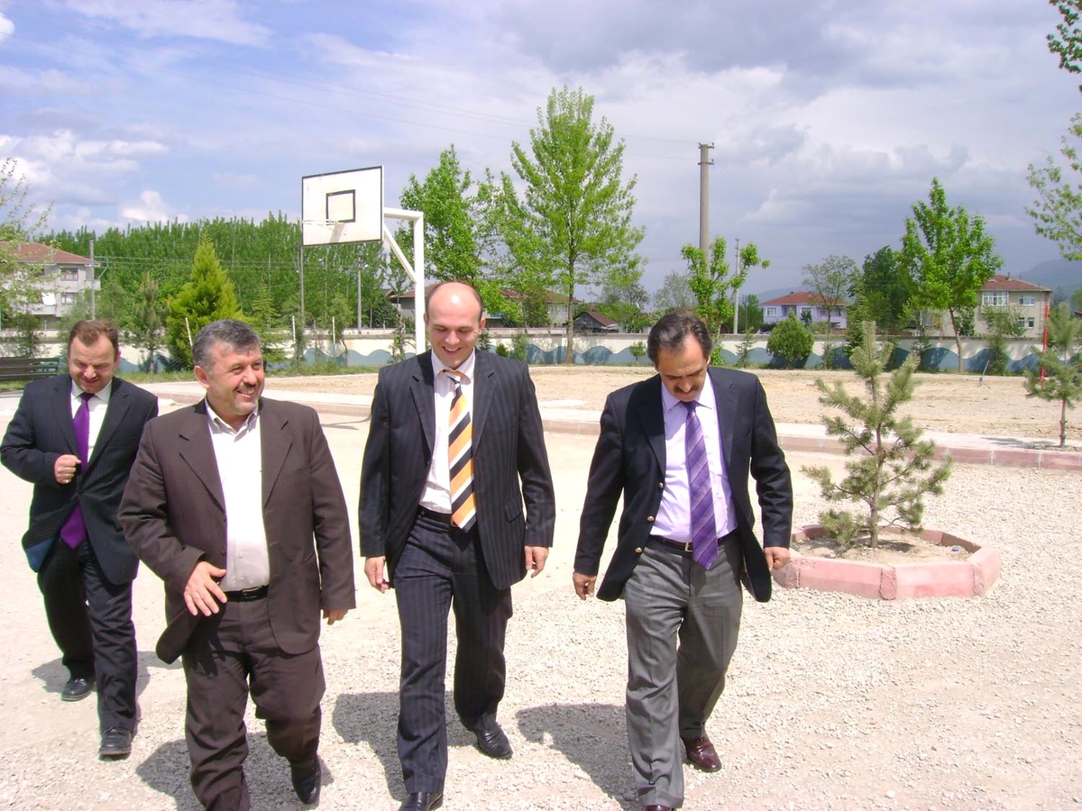 Akyazı Belediyesi, Okulların Çevre Düzenleme Çalışmalarını Sürdürüyor