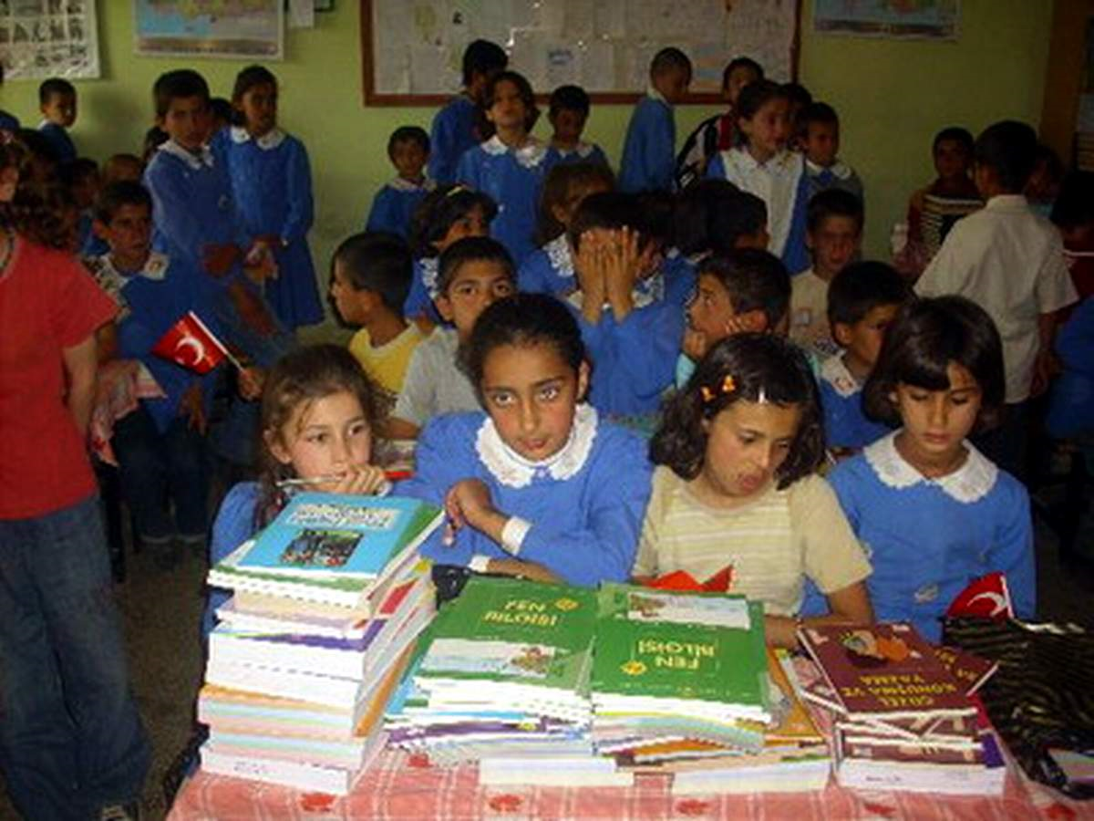 İdilli Köyü'nde Öğrencilere Hediye Dağıtıldı