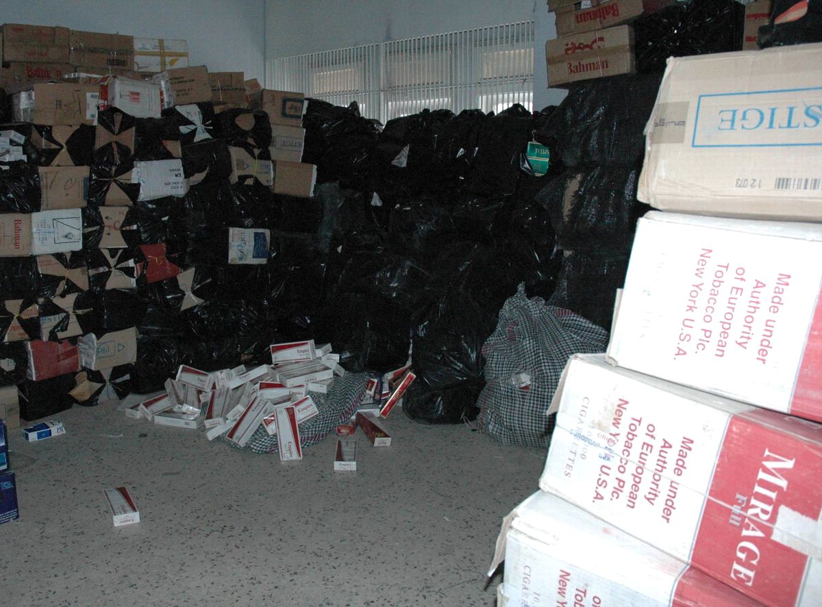 Jandarma Bir Minibüste 44 Bin 20 Paket Kaçak Sigara Ele Geçirdi