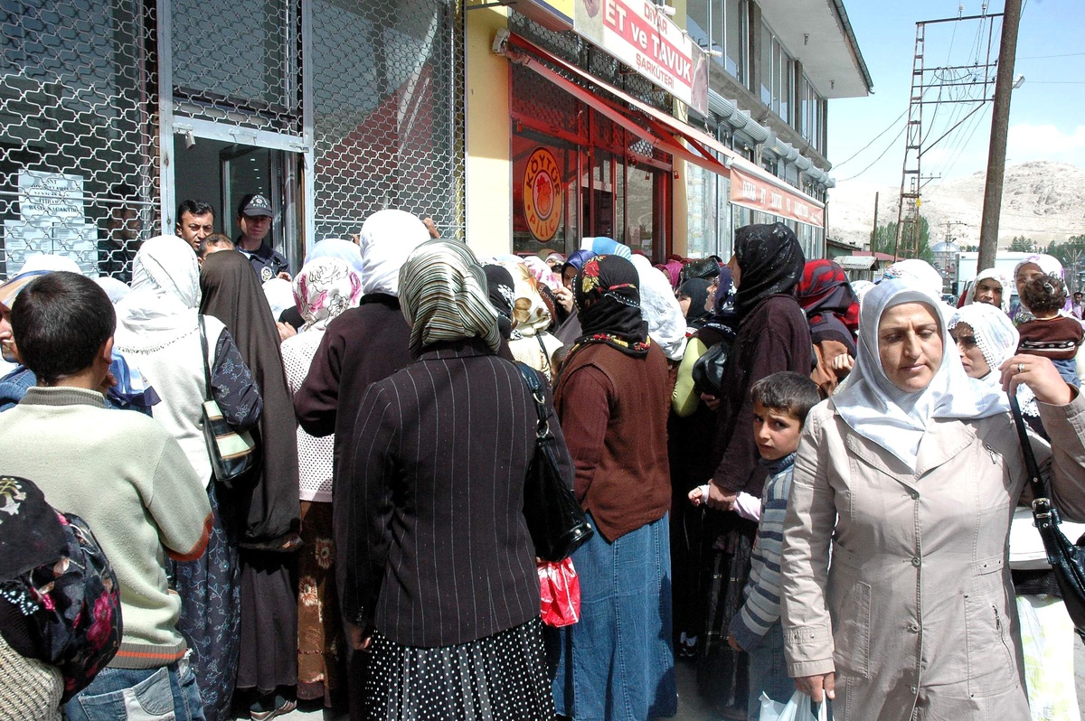 Van'da Annelerin Sağlık Yardımı Kuyruğu