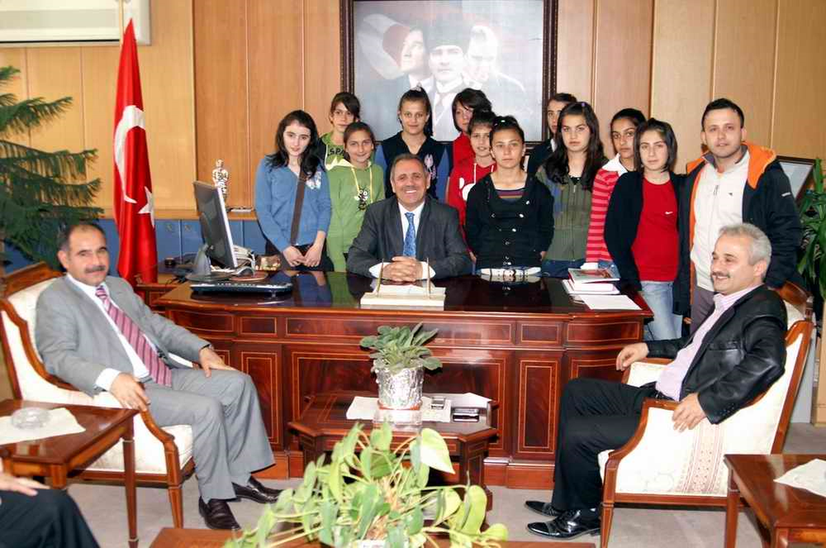 Çayeli İlköğretim Okulu Öğrencileri Vali Salihoğluâ€™nu Ziyaret Etti