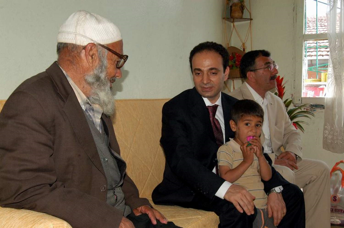 Diyarbakır Büyükşehir Belediye Başkanı Baydemir'den Muhtaç Aileye Yardım