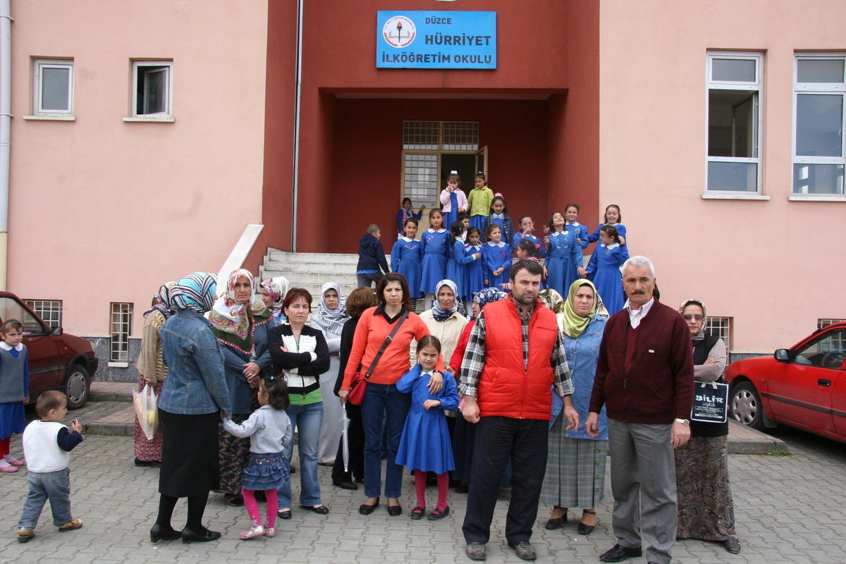 Düzce Hürriyet İlköğretim Okulu Velileri, Okullarını Ticaret Lisesi ile Paylaşmak İstemiyor