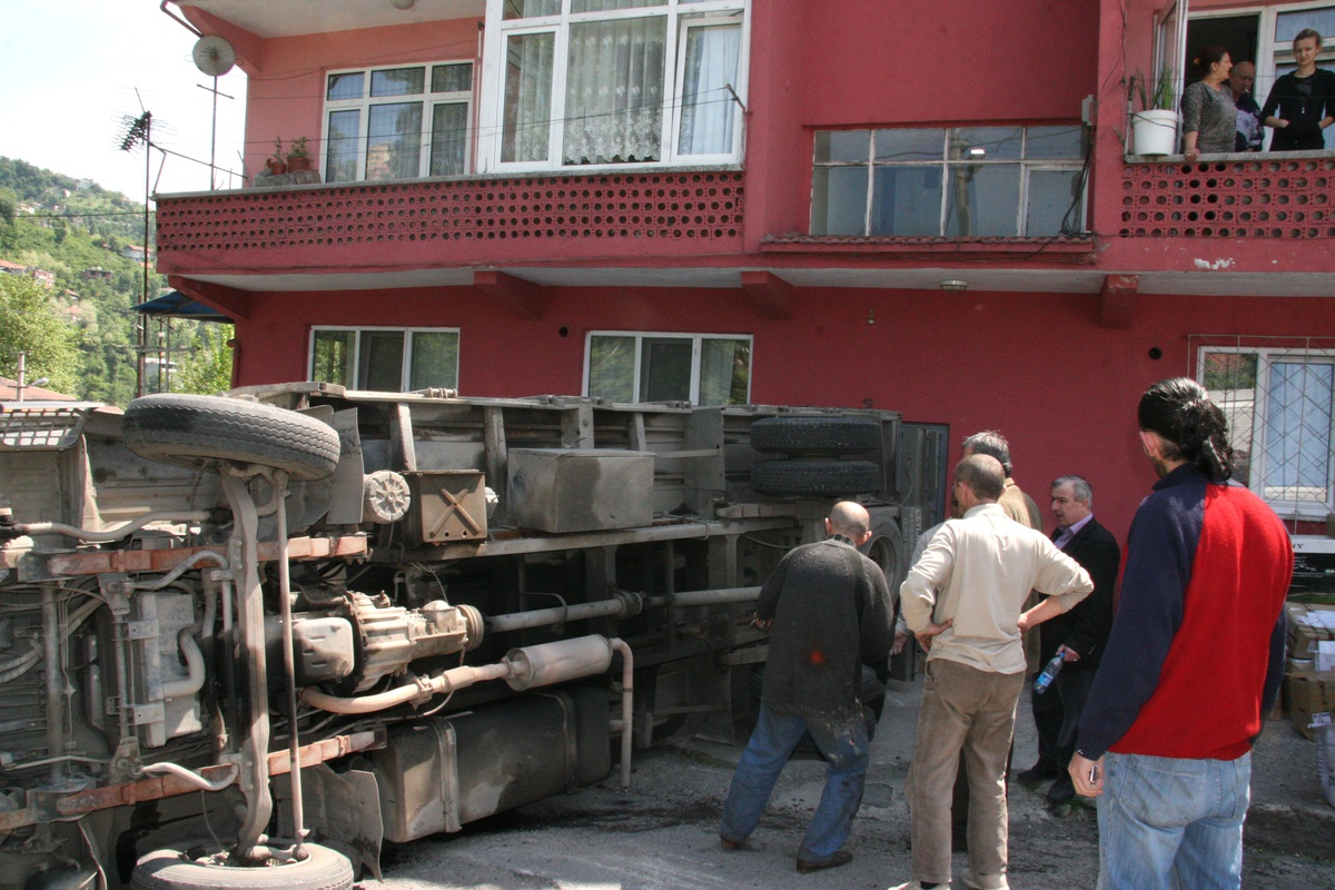 Freni Boşalan Kamyon Apartmana Çarptı
