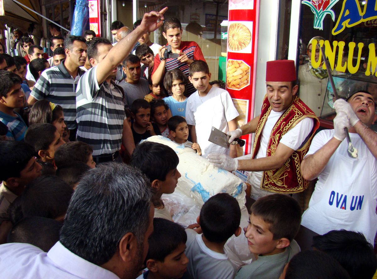 Silopi'de 500 Kilogram Ağırlığındaki Bedava Dondurmadan Almak İsteyen Çocuklar İzdihama Neden Oldu