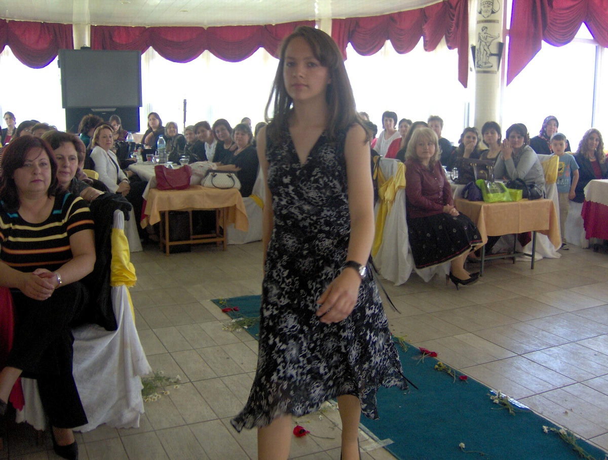 Akhisar Pratik Kız Sanat Okulun'dan Defile