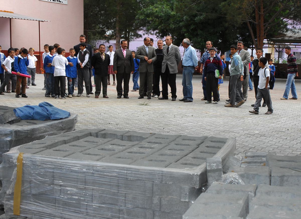 Ceyhan'da Okul Bahçeleri Parke Olacak