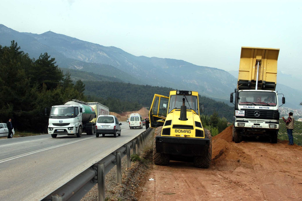 Denizli'nin Muğla-antalya Yolu Bölünmüş Olarak Genişletiliyor