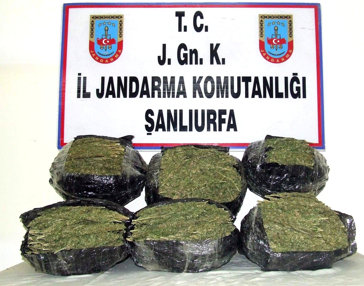 Kontrol Noktasından Kaçıp Esrarı Kanala Atan Şahıslar Takip Sonucu Yakalandı