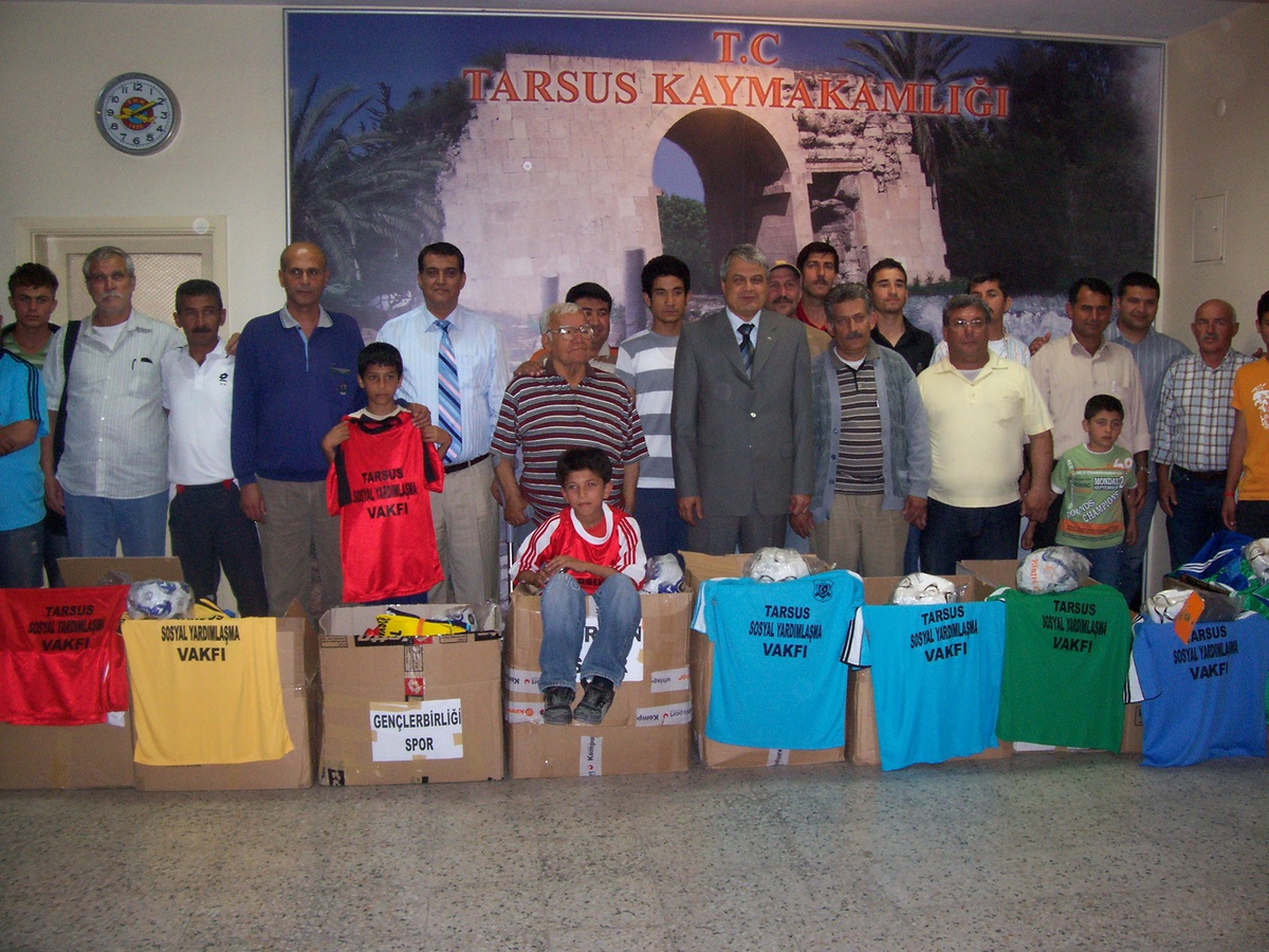 Tarsus'ta Amatör Futbol Kulüplerine Malzeme Yardımı