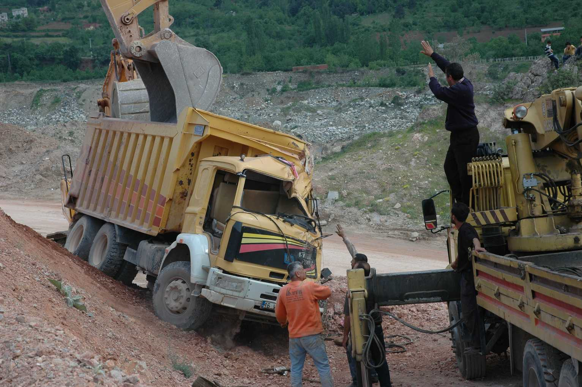 Ters Dönen 30 Tonluk Kamyonda Can Pazarı