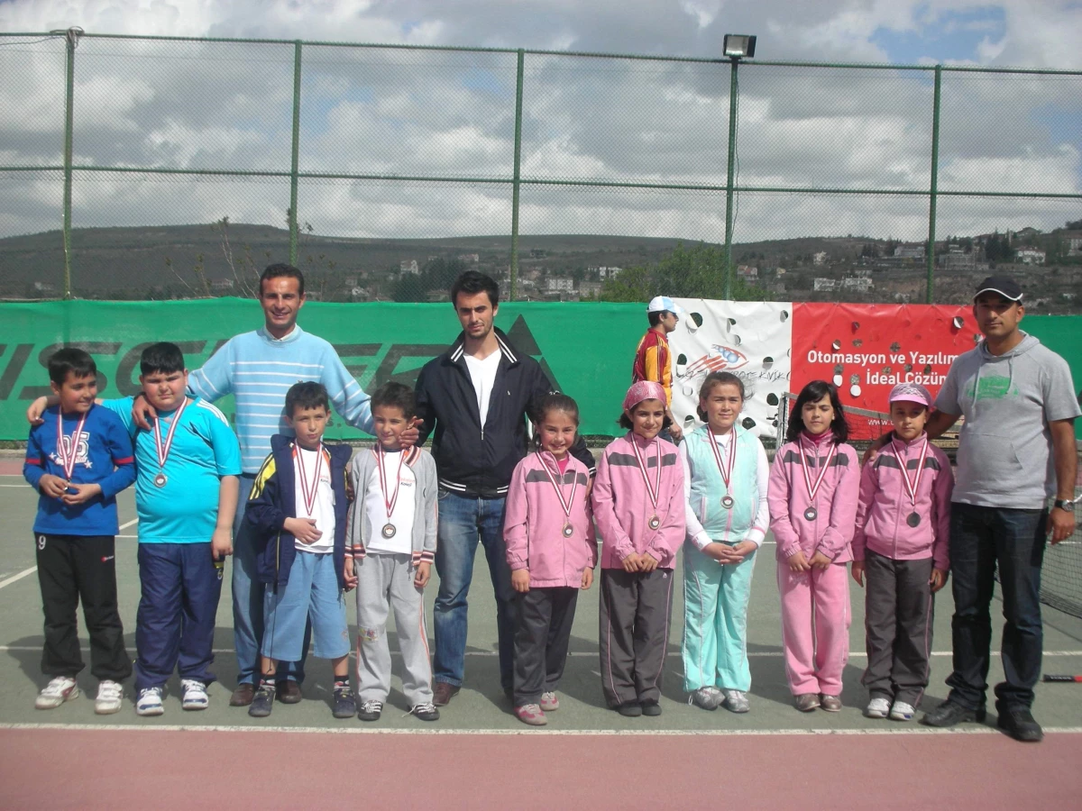 Ulusal Egemenlik Çocuk Kupasında Tekden Koleji Tenisçileri 1. Oldu