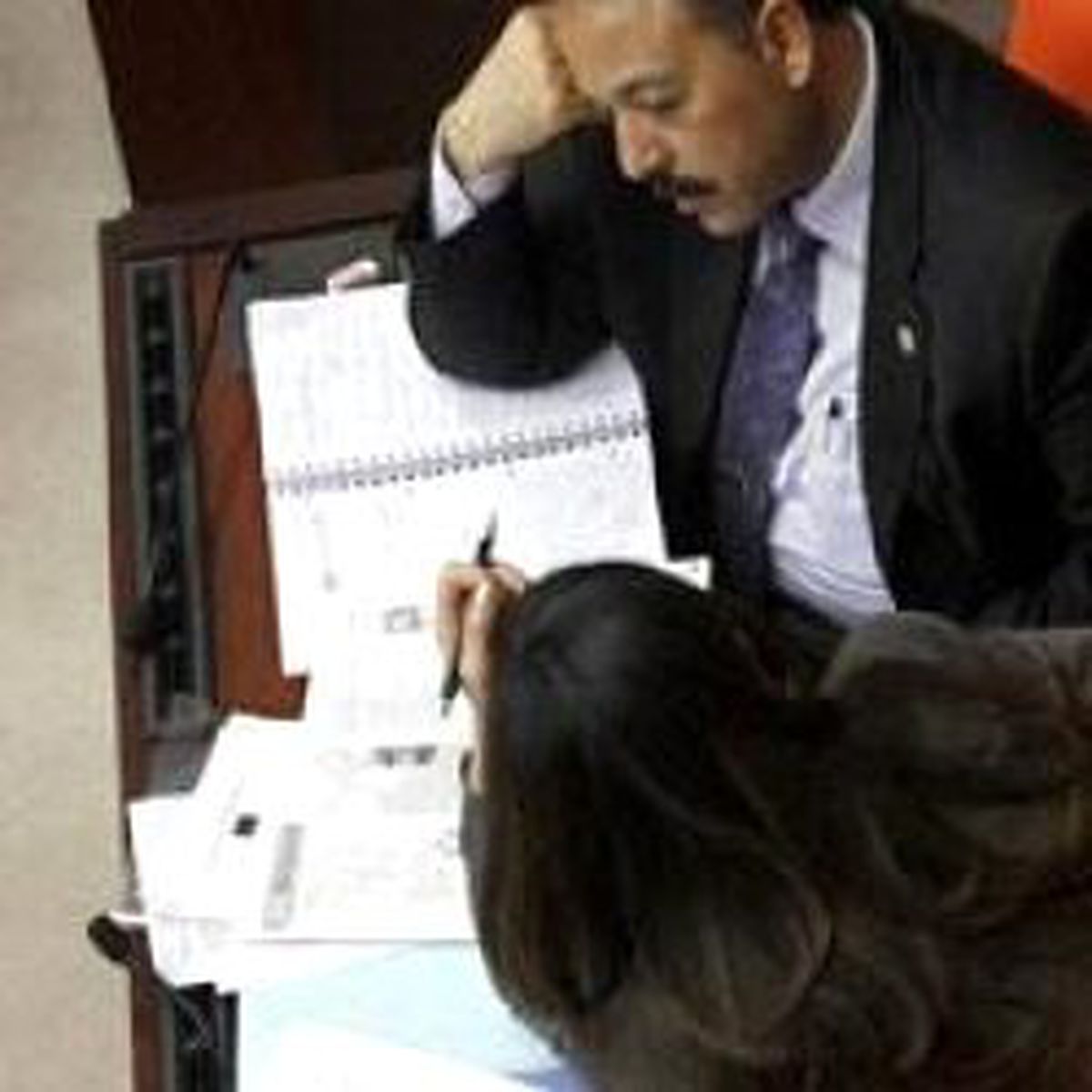 İki Vekil Ne Yapıyor?